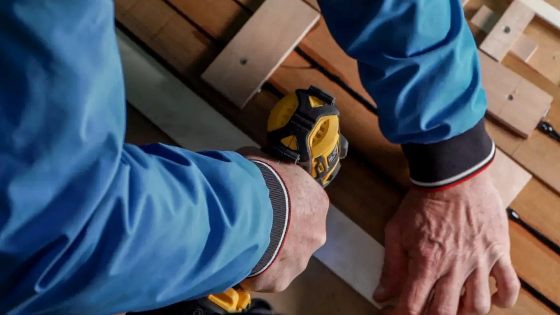 falegname che applica listelli di legno