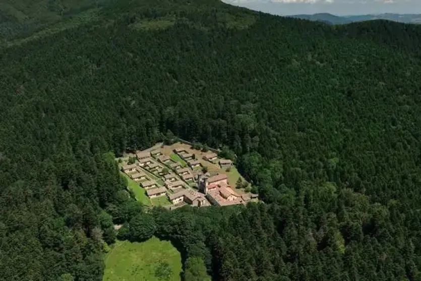 Veduta aerea del Sacro Eremo di Camaldoli immerso nel verde delle Foreste Casentinesi