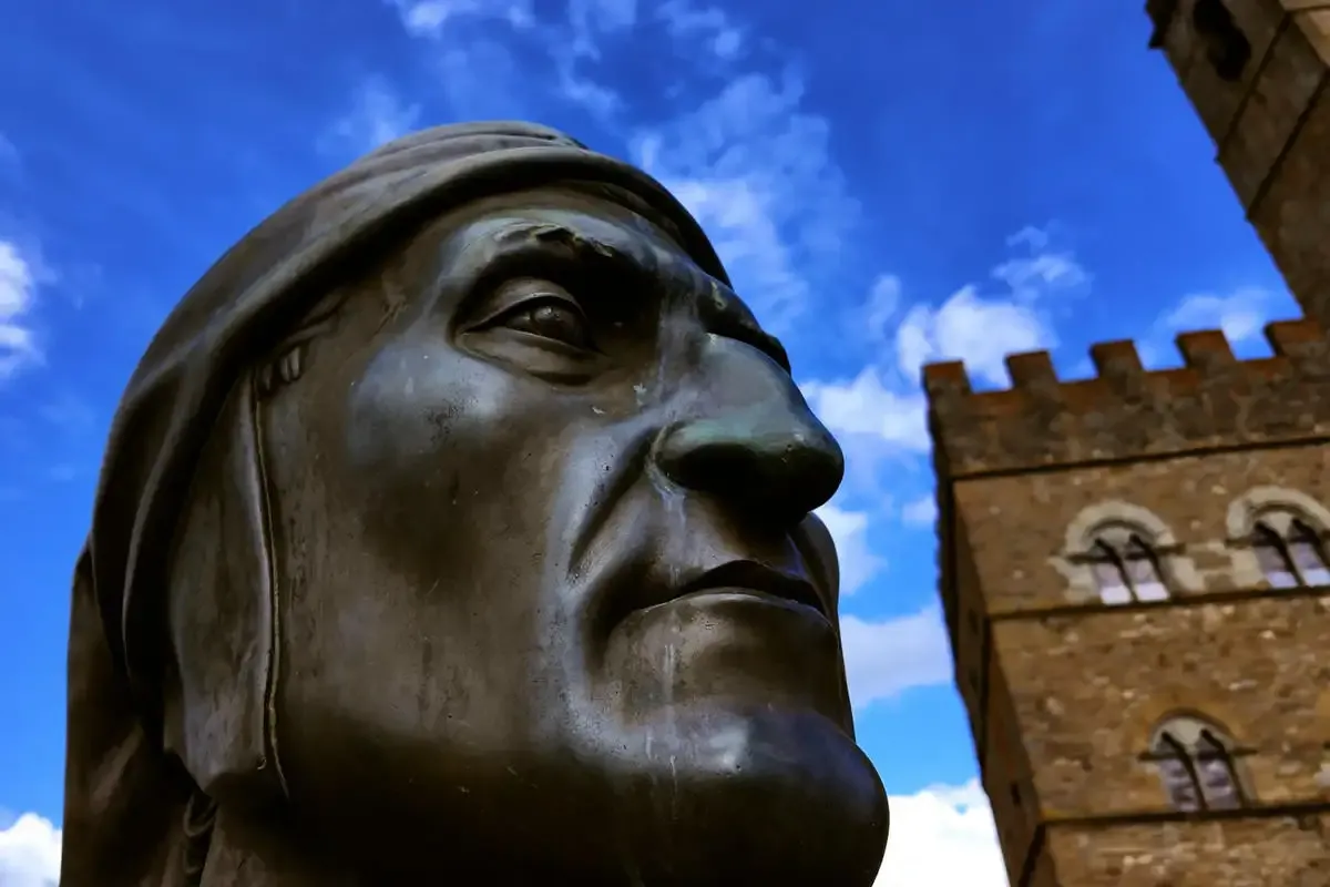 Il busto di Dante Alighieri al Castello di Poppi, una delle tappe del Cammino di Dante nel Casentino