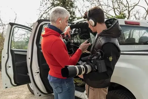 un momento della preparazione alle riprese aeree con drone per il documentario di la dal fiume di rai tre