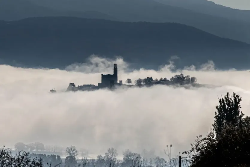 Vista di Poppi immersa nella nebbia per gli Ecomusei del Casentino