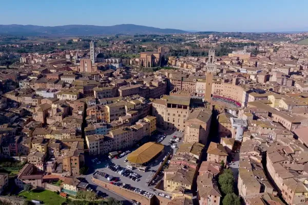 Veduta aerea del centro storico di Siena, con il Duomo e la Torre del Mangia