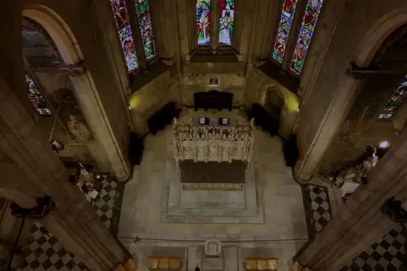 Veduta aerea dell’abside della Cattedrale di Arezzo ripresa lateralmente da drone, con evidenza dei dettagli architettonici gotici
