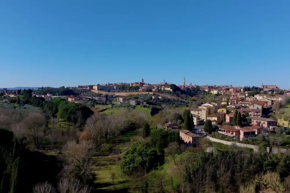 Drone in volo cattura immagini panoramiche di Siena per il documentario