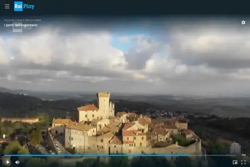Veduta aerea del paese di Capalbio, con il suo borgo medievale e il paesaggio circostante per il documentario di Rai3 di la dal fiume