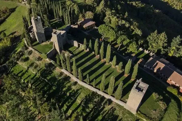 Veduta aerea del Castello di Romena immerso nel verde delle colline del Casentino, Arezzo