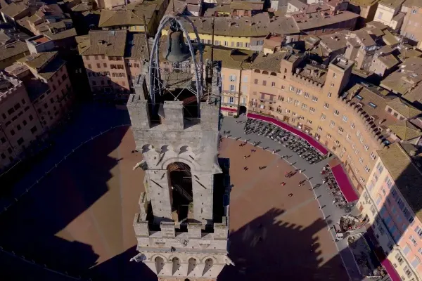 Riprese aeree di Piazza del Campo, cuore pulsante di Siena