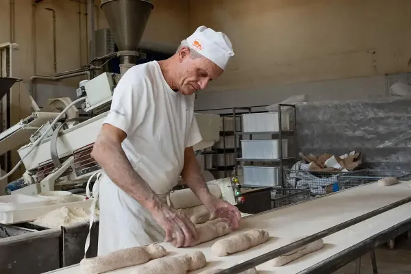 Uomo che impasta il pane