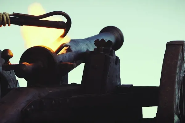 cannone che spara fuoco in battaglia