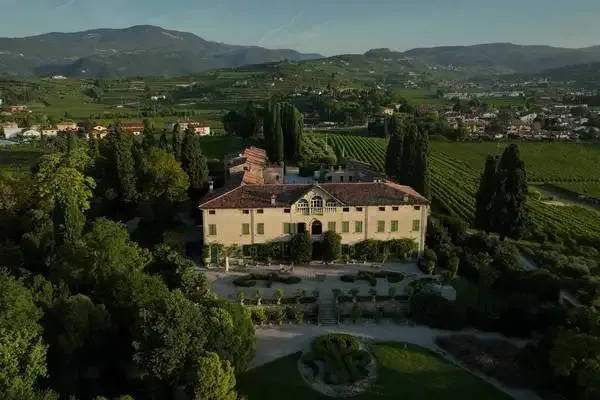Veduta aerea delle Cantine Fumanelli immerse nei vigneti della Valpolicella