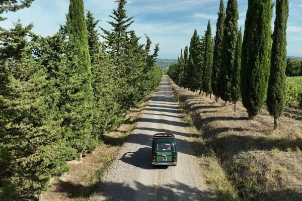 auto del borgo dei borghi per le strade di Peccioli
