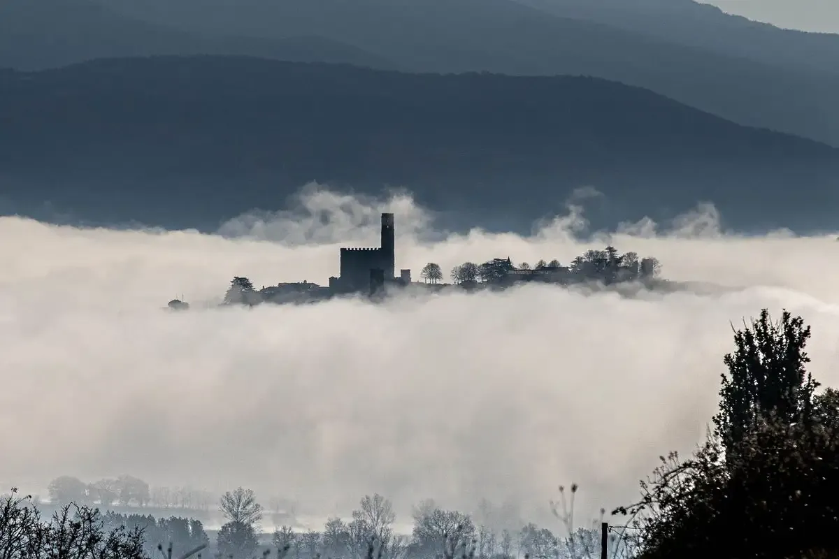Veduta aerea di Poppi un borgo del Casentino immerso nel verde delle colline toscane