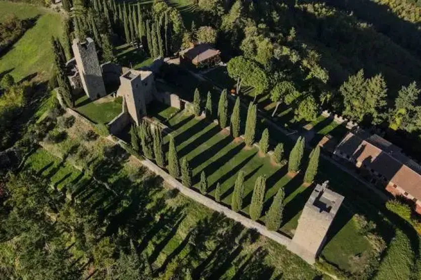 Veduta aerea del Castello di Romena immerso nel verde delle colline del Casentino, Arezzo